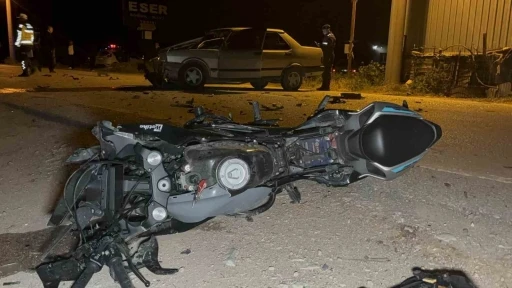 Acı kaza g&uuml;venlik kamerasına yansıdı; otomobille &ccedil;arpışan motosiklet s&uuml;r&uuml;c&uuml;s&uuml; metrelerce havaya u&ccedil;tu

