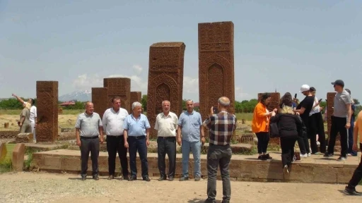 Açık hava müzesi Ahlat’ta Kurban Bayramı yoğunluğu yaşanıyor
