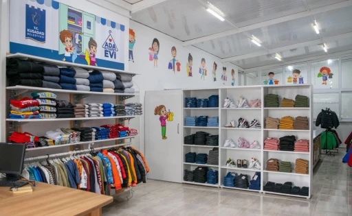 Ada Kıyafet Evi Kuşadası&rsquo;nda dayanışmanın &ouml;rneği oluyor
