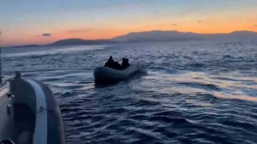Adalar Denizi&rsquo;nde s&uuml;r&uuml;klenen 32 g&ouml;&ccedil;men kurtarıldı, ka&ccedil;maya &ccedil;alışan 14 g&ouml;&ccedil;men yakalandı
