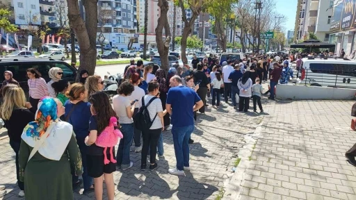 Adana&rsquo;da 100 TL&rsquo;lik &uuml;r&uuml;n izdihamı
