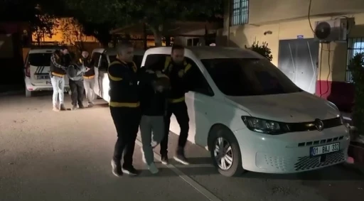 Adana&rsquo;da 11 firari h&uuml;k&uuml;ml&uuml; ile 503 aranan şahıs yakalandı
