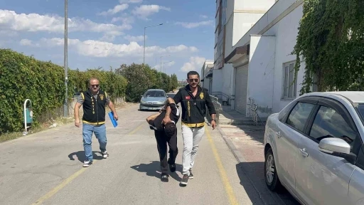 Adana&rsquo;da 3 kişiyi &ouml;ld&uuml;ren katil zanlısı adliyeye sevk edildi
