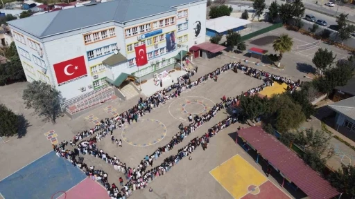 Adana&rsquo;da ara tatile giren &ouml;ğrenciler okul bah&ccedil;esinde bayramlaştı
