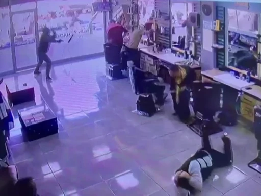 Adana&rsquo;da berberde b&ouml;yle ateş etti: 1 yaralı
