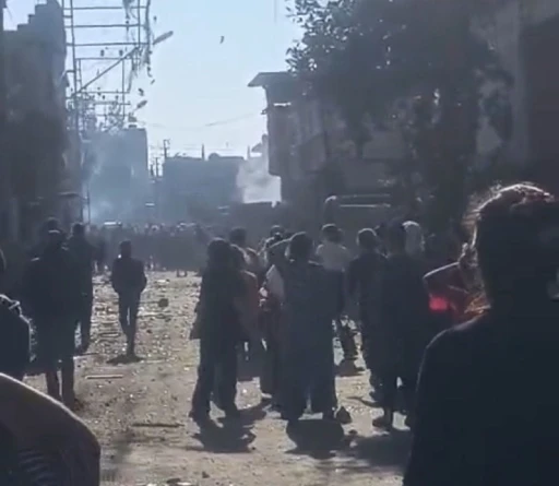 Adana&rsquo;da bir mahalle taş, şişe ve sopalarla birbirine girdi
