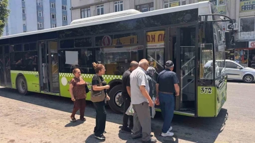 Adana&rsquo;da bunaltan sıcaklarda dolmuş &ccedil;ilesi: "Klimayı a&ccedil; diyoruz, kapıları a&ccedil;ıyorlar"
