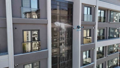 Adana’da cam temizliğine yeni soluk: Dronlar camcı oldu
