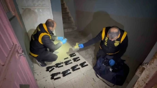 Adana’da cephanelik gibi ev: 22 adet tabanca ele geçirildi
