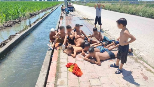 Adana&rsquo;da &ccedil;ocukların kanal keyfi: Kaldırım plaja d&ouml;nd&uuml;
