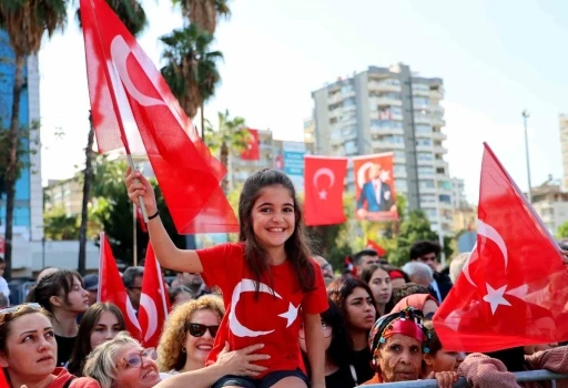 Adana’da Cumhuriyet’in 102. yılı coÅŸkuyla kutlandı