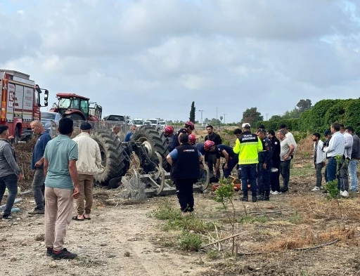 Adana&rsquo;da devrilen trakt&ouml;r&uuml;n altında kalan s&uuml;r&uuml;c&uuml; hayatını kaybetti
