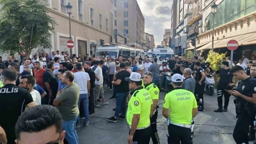 Adana’da dolmuş şoförlerinin eylemi 3 saat sonra bitti: Trafik ulaşıma açıldı
