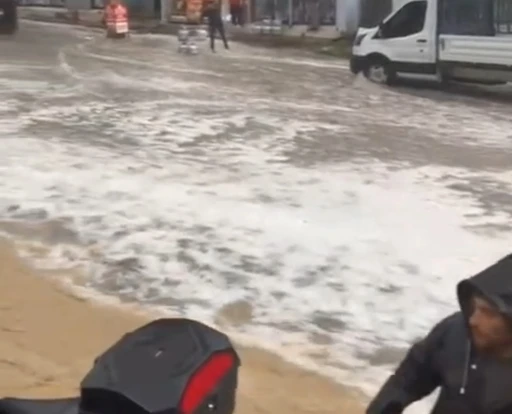 Adana&rsquo;da dolu, sağanak ve hortum hayatı fel&ccedil; etti
