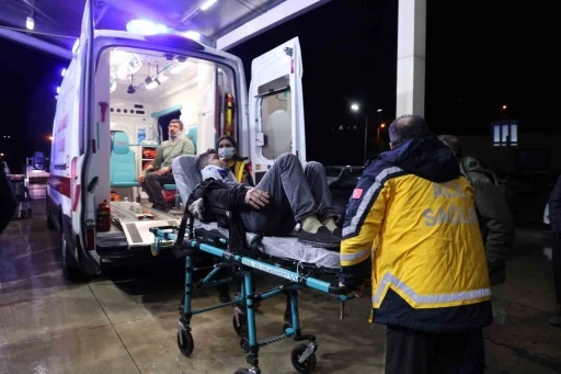 Adana&rsquo;da fabrika iş&ccedil;ilerini taşıyan minib&uuml;s devrildi: 13 yaralı
