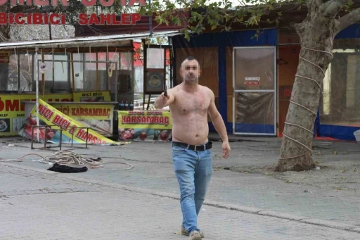 Adana&rsquo;da gergin yıkım: D&uuml;kkanlar yakıldı, bir kişi kendine zarar verdi
