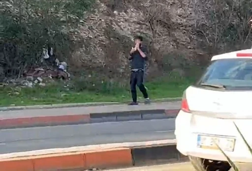 Adana&rsquo;da herkesin g&ouml;z&uuml; &ouml;n&uuml;nde poşetle u&ccedil;ucu madde &ccedil;ekti
