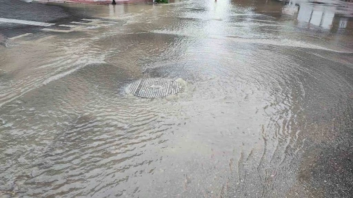 Adana&rsquo;da i&ccedil;me suyu borusu patladı, cadde g&ouml;le d&ouml;nd&uuml;
