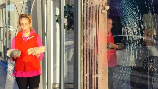 Adana&rsquo;da iki kız kardeşin işlettiği d&uuml;ğ&uuml;n organizasyon ofisine taşlı saldırı
