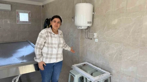 Adana&rsquo;da ilgin&ccedil; hırsızlık: Gasilhaneden kefen &ccedil;aldılar
