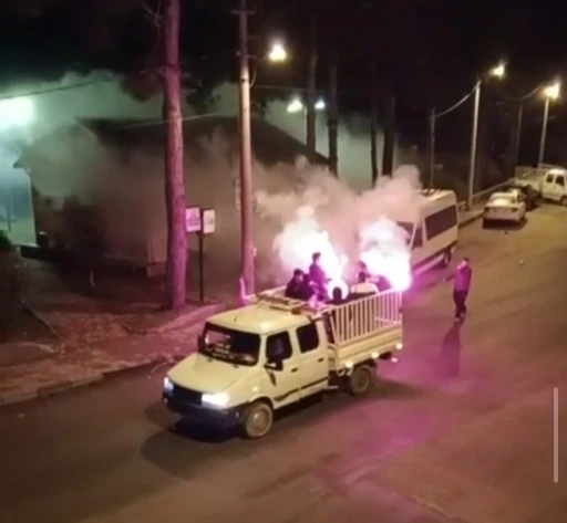 Adana&rsquo;da ilk sahurda meşaleli davul şovu
