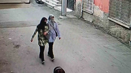 Adana&rsquo;da kadın hırsızlar 670 bin TL&rsquo;lik altın &ccedil;aldı, biri yakalanıp tutuklandı
