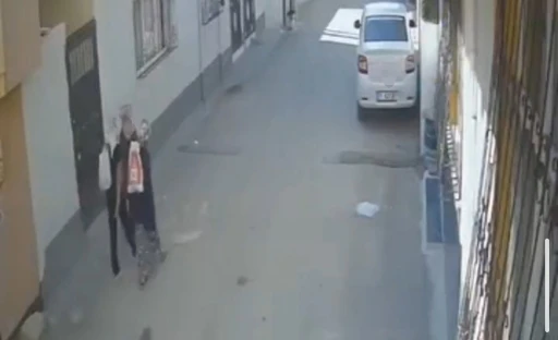 Adana&rsquo;da kadın hırsızlar girdikleri evden pirin&ccedil;, bulgur, makarna ve elektrikli ocak &ccedil;aldı
