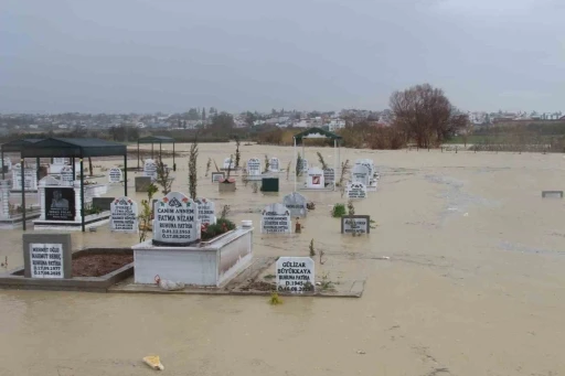 Adana&rsquo;da kanal taştı, mezarlar sular altında kaldı
