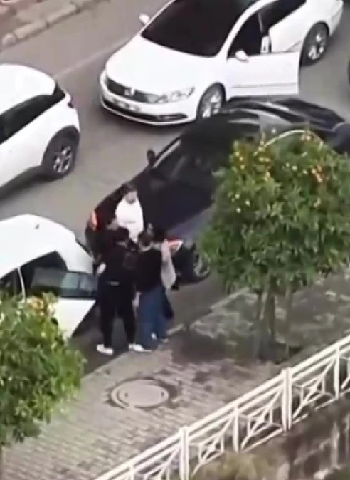 Adana&rsquo;da koca eşini tartaklayıp, otomobiliyle aracına defalarca vurdu
