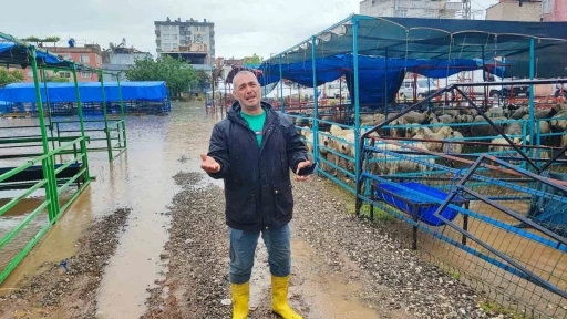 Adana&rsquo;da kurban pazarını sel vurdu, besici g&ouml;zyaşlarına boğuldu
