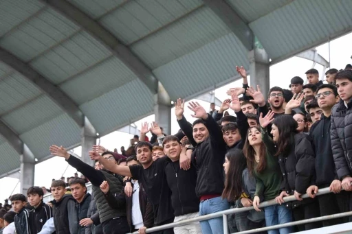 Adana&rsquo;da liseli gen&ccedil;lerin ma&ccedil; heyecanı &ccedil;ıkan kavgayla yarıda kaldı
