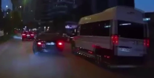 Adana’da makas atan otomobilin zincirleme kazaya neden olduğu anlar kamerada
