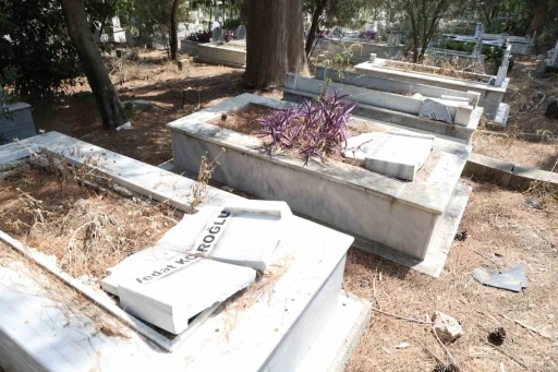 Adana’da mezar taşları tahrip edildi
