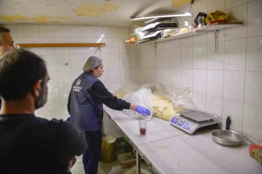 Adana&rsquo;da mide bulandıran g&ouml;r&uuml;nt&uuml;: Fırın m&uuml;h&uuml;rlendi
