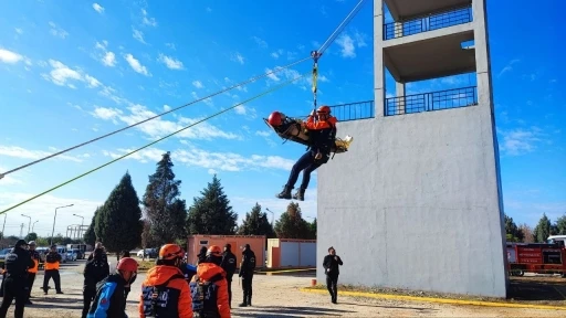 Adana&rsquo;da nefes kesen deprem tatbikatı: Askıda kalan ara&ccedil;takileri kurtardılar
