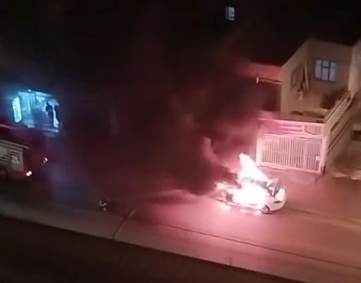 Adana’da otomobil alev alev yandı
