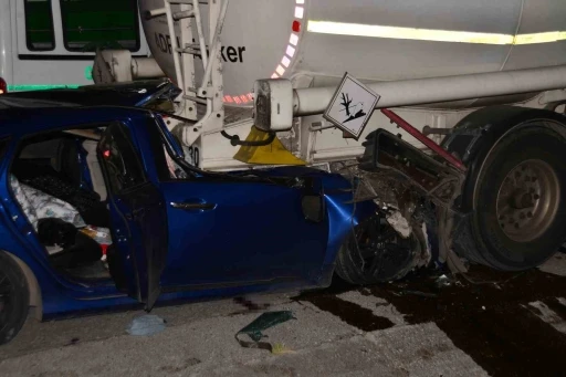 Adana&rsquo;da otomobil tıra &ccedil;arptı: 1 &ouml;l&uuml;, 2 yaralı
