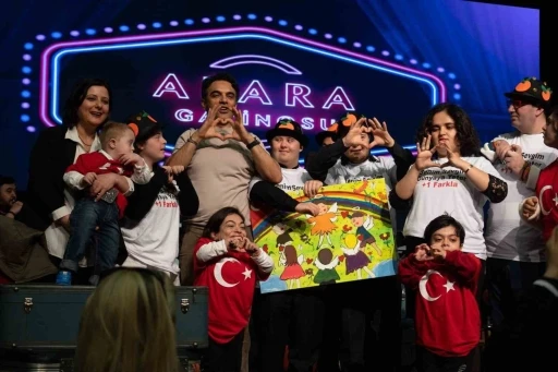 Adana&rsquo;da &ouml;zel ihtiya&ccedil;lı &ccedil;ocuklar sanat&ccedil;ı Uğur Aslan ile buluştu
