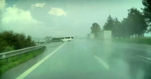 Adana&rsquo;da panelvan ara&ccedil; takla attı
