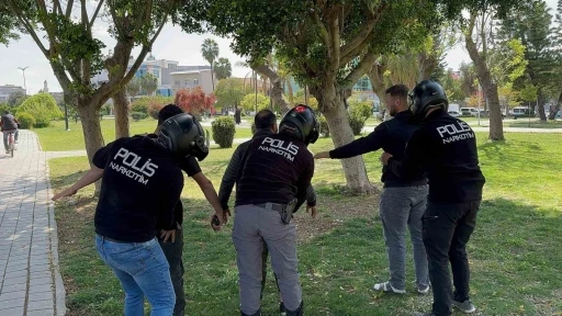 Adana’da park ve sokaklarda uyuşturucu içen 55 şahıs yakalandı
