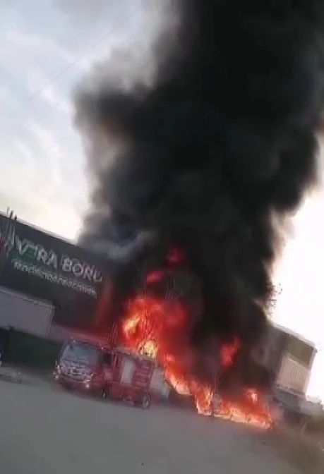 Adana&rsquo;da plastik &uuml;retim tesisindeki yangın s&ouml;nd&uuml;r&uuml;ld&uuml;
