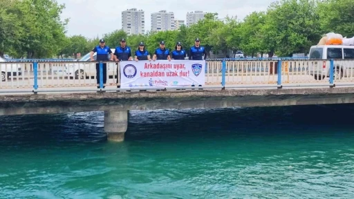 Adana&rsquo;da polis kağıt oyununa ara verdirip, boğulma bilgilendirmesi yaptı

