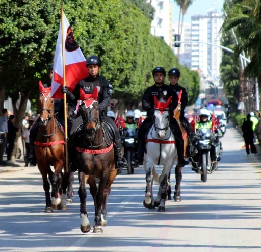 Adana&rsquo;da polis korteji nefes kesti
