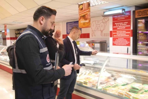 Adana&rsquo;da Ramazan Bayramı &ouml;ncesi marketlerde fiyat ve etiket denetimi yapıldı
