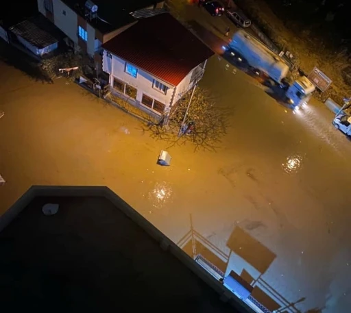 Adana&rsquo;da sağanak yağmur hayatı fel&ccedil; etti: Yollar g&ouml;le d&ouml;nd&uuml;, ara&ccedil;lar mahsur kaldı
