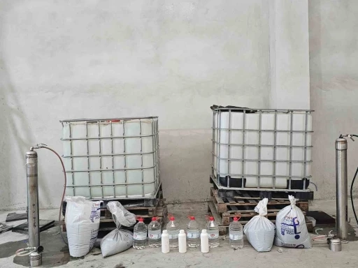 Adana&rsquo;da sahte alkol operasyonu: 1 ton etil alkol ele ge&ccedil;irildi
