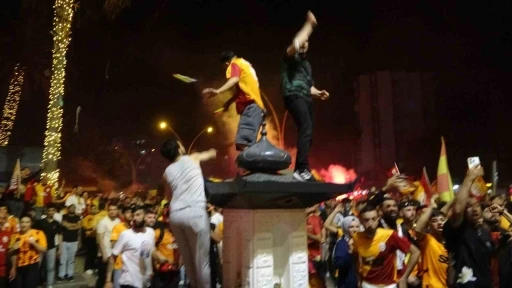 Adana’da şampiyonluk kutlamasında olay: Adana Demirspor taraftarları ile Galatasaraylılar birbirine girdi
