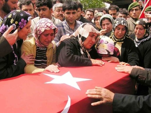 Adana&rsquo;da şehit annesinin dramı: "Can verdim, evimde oturamıyorum"
