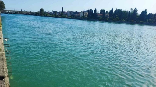 Adana&rsquo;da serinlemek i&ccedil;in girdiği nehirde kaybolan gen&ccedil; hastaneye kaldırıldı
