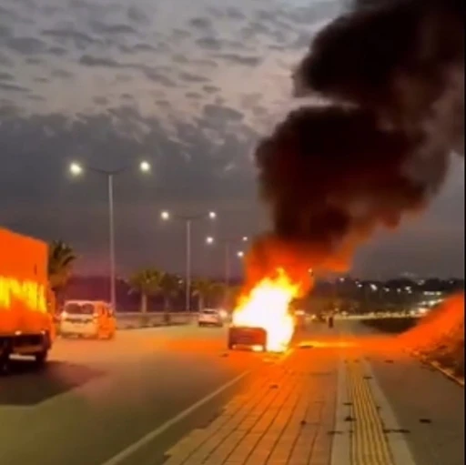 Adana’da seyir halindeki otomobil alev alev yandı
